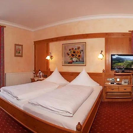 Edelweiss Garni Hotel 3*