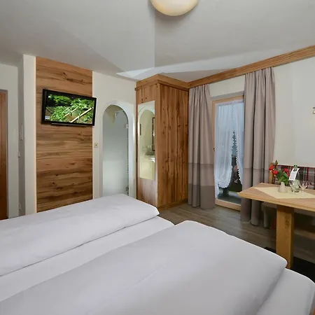 Edelweiss Garni Hotel